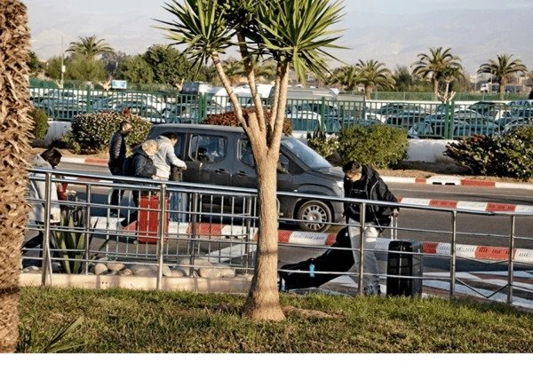 Chauffeur AssaTrans accueillant des voyageurs à l'aéroport Agadir Al Massira